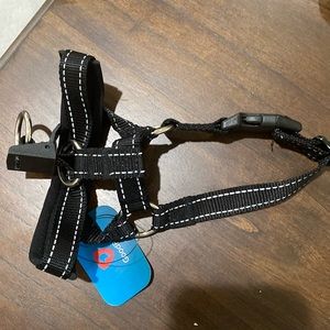 This goes on a small dog or small cat. It’s a halter for dog, brand new black